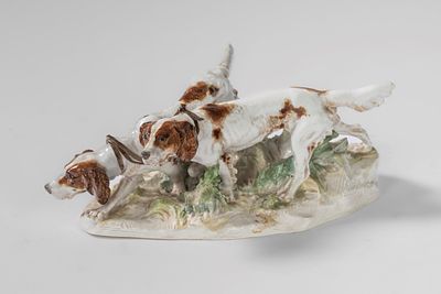 Gruppo raffigurante due cani da caccia in porcellana policroma. Otto Jarl, Meissen, inizio 1900 