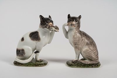 Coppia di figure in porcellana policroma raffiguranti due gatti seduti. Meissen, circa 1740, da 