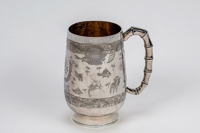 Tankard in argento maker Woshing, Cina, 1875-1915 corpo cilindrico con piede svasato 