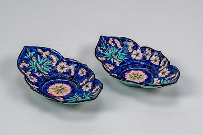 Coppia di piccole ciotole polilobate a smalti Canton, Cina XIX secolo cm. 15x8,8 su fondo blu 