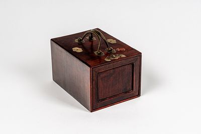 Necessaire da viaggio in legno con specchio interno e due cassettini con doppia maniglia, Cina 