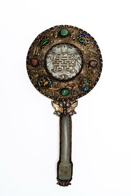 Specchio in bronzo dorato e giada, pietre dure e smalti, Cina, tarda dinastia Qing / periodo 