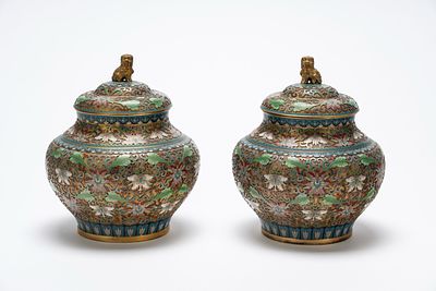 Coppia di potiche a smalti cloisonn&eacute;, Cina, 1930-1950. Coppia di potiche a smalti 