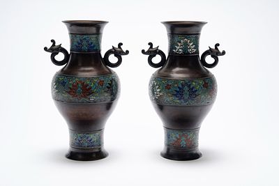Coppia di vasi a balaustro in bronzo e smalti cloisonn&eacute; Cina, fine XIX secolo / inizi XX 