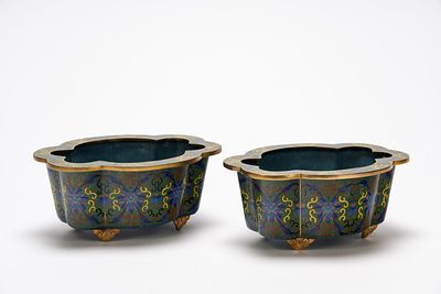 Coppia di fioriere da tavolo in smalto cloisonn&eacute;, Cina, fine secolo XIX. Coppia di 