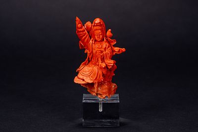 Scultura intagliata in corallo rosso raffigurante Guanyin alt. 13 cm. in posizione stante, mano 