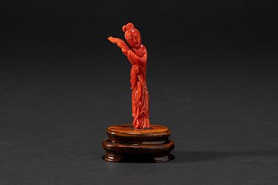 Scultura in corallo rosso, raffigurante Guanyin, Cina alt. cm. 9 la scultura, peso gr.54 con la 