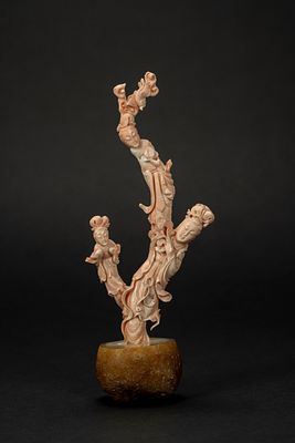 Ramo di corallo rosa scolpito con tre figure femminili, su base in quarzo, Cina, XX secolo alt. 
