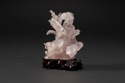 Scultura in quarzo rosa scolpita raffigurante una Guanyin, Cina, 20th Century alt. cm. 13 la 