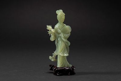 Scultura in giadeite verde chiaro scolpita raffigurante Guanyin, Cina, XX secolo alt. cm. 18 la 