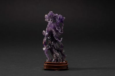 Scultura in ametista scolpita raffigurante una Guanyin danzante, Cina, 20th Century alt. cm. 19 