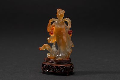 Scultura in agata scolpita raffigurante una Guanyin, insieme ad un'altra in occhio di tigre 