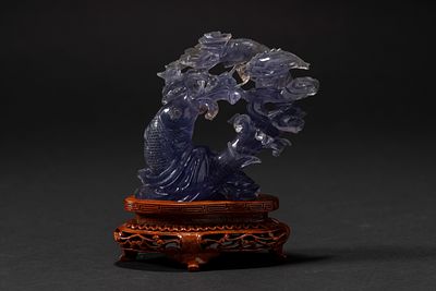 Scultura in pietra dura (fluorite?) di tonalit&agrave; blu-viola scolpita raffigurante il 