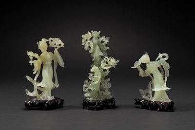 Gruppo di tre sculture in pietra verde, forse giadeite alt. cm, 13,5; cm. 18; cm. 20,5 tutte in 