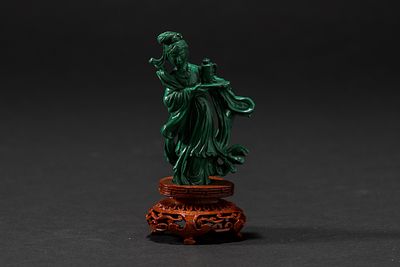 Scultura in malachite scolpita raffigurante Guanyin, Cina: insieme a piccola scultura turchese 