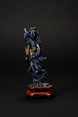 Scultura in lapislazzulo scolpita raffigurante una Guanyin, Cina, XX secolo con fluide vesti e 