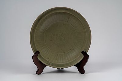 Piatto Longquan celadon, Cina, tarda dinastia Yuan / inizio dinastia Ming diam. Cm. 33,2 smalto 