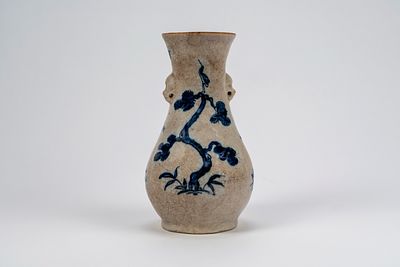 Vaso in porcellana a fondo craquel&eacute; con smalto blu sotto vetrina, Cina, 17th / 18th century. 