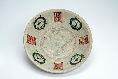 Grande piatto Swatow. Cina, secolo XVII d cm 38; h cm 8,5 decorato a motivo "split Pagoda". 