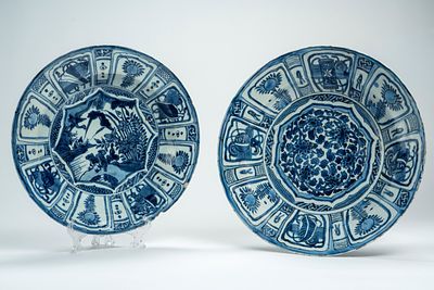 Due piatti in porcellana bianca e blu “Kraak”. Cina, fine secolo XVII – inizio secolo XVIII d 
