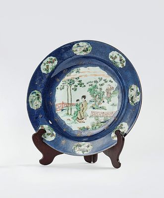 Grande piatto. Cina, periodo Kangxi (1661–1722) d cm 41 ben dipinto all'interno di una riserva 
