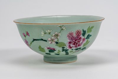 Ciotola in porcellana famiglia rosa a fondo celadon, Cina, dinastia Qing diam. cm. 17,8 la 