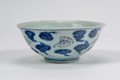 Ciotola in porcellana bianca con blu e rosso sottovetrina con lingzhi e farfalle, Cina 