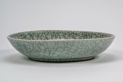 Piatto in porcellana Ge-type, Cina, dinastia Qing di forma bassa e larga con pareti a profilo 