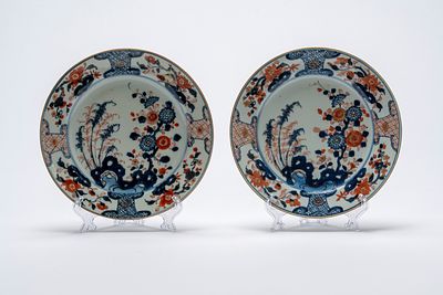 Coppia di piatti in porcellana in stile "Imari", Cina, dinastia Qing, epoca Qianlong. C 