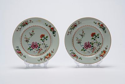 Coppia di piatti in porcellana cinese famille rose, dinastia Qing, periodo Qianlong (1736–1795) 