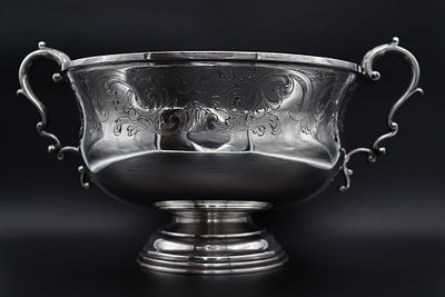 Portuguese silver fruit bowl. Fruit bowl on a stand, in 833‰ Portuguese silver. 
Engraved 