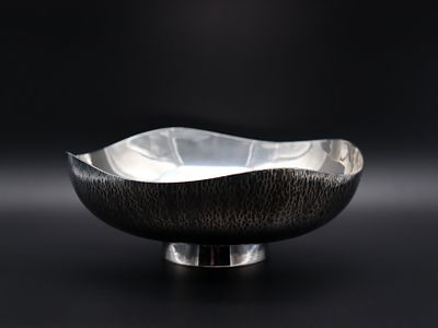 Modern Cup in Hand-Hammered Portuguese Silver. A modern Portuguese silver goblet with a hammered 