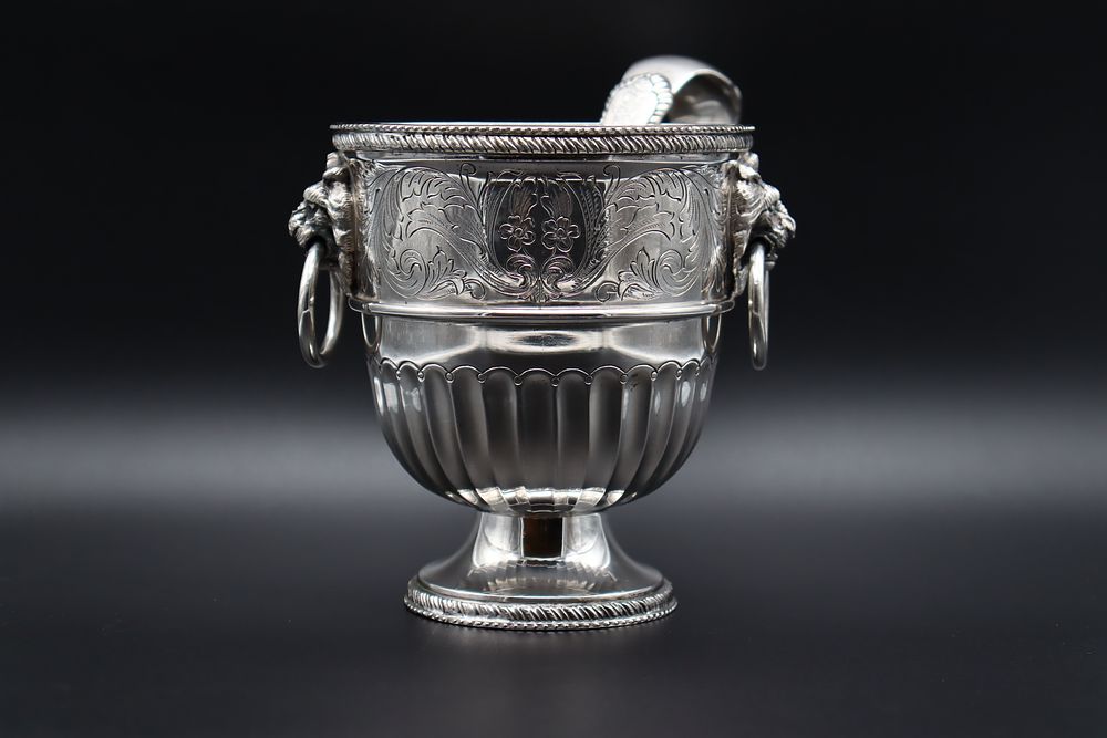 Interesting ice bucket with tongs in Portuguese silver. An interesting ice bucket with tongs and 