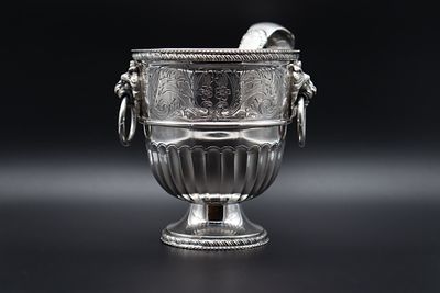 Interesting ice bucket with tongs in Portuguese silver. An interesting ice bucket with tongs and 