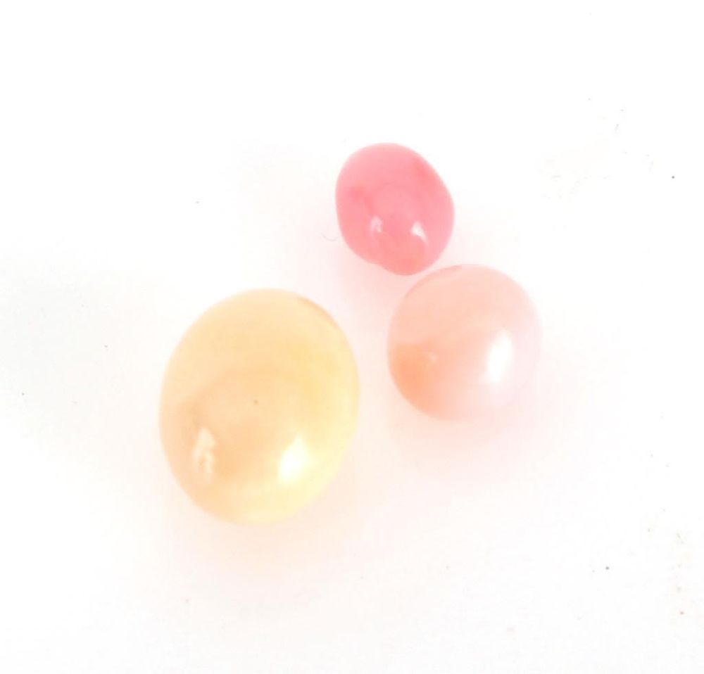 Lot 11534: 3 SMALL NATURAL CONCH PEARL - 2 CT PINK PEARL