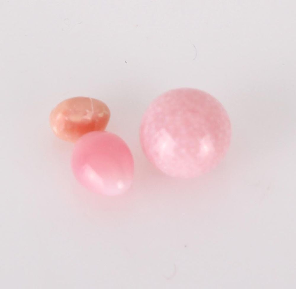 Lot 11535: 3 SMALL NATURAL CONCH PEARL - 2 CT PINK PEARL