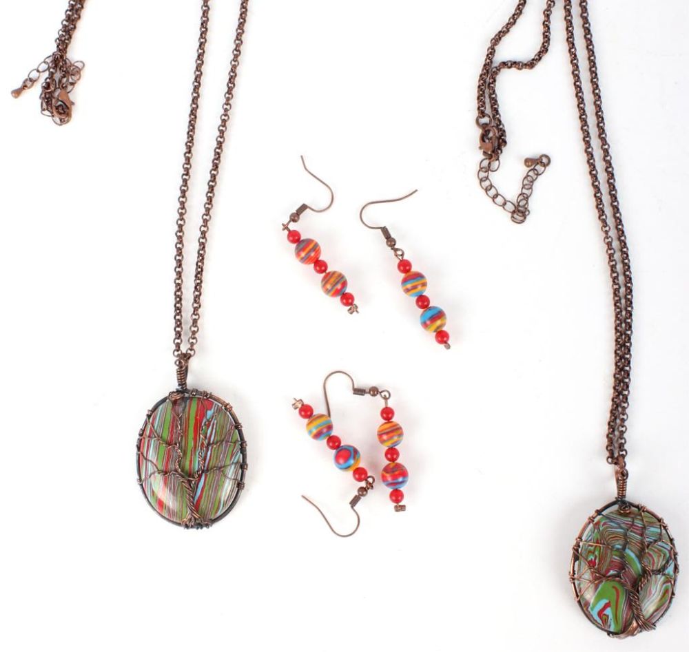 Lot 11544: MULTICOLORED LADIES COSTUME EARRINGS & NECKLACES