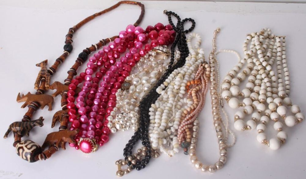 Lot 11549: ASSORTED WOMENS  BEADED COSTUME JEWELRY
