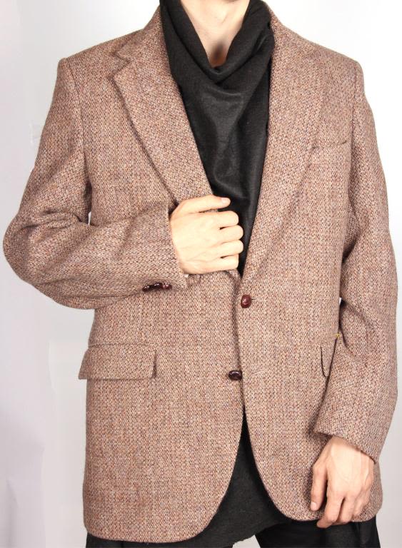 Lot 11574: HARRIS TWEED BROWN HAND WOVEN BLAZER