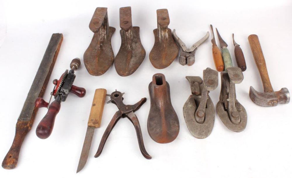 Lot 11607: VINTAGE CAST IRON COBBLER TOOLS SHOE MOLDS