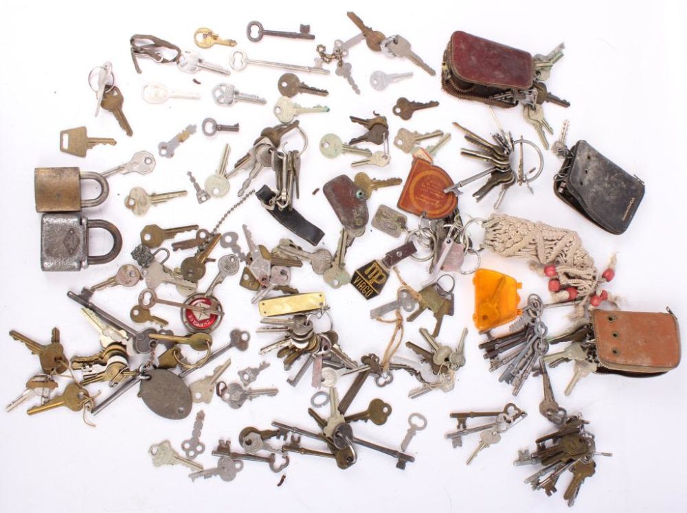 Lot 11609: LARGE MIX LOT VINTAGE/ ANTIQUE KEYS AND LOCKS