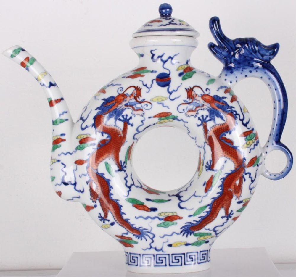 Lot 11617: ANTIQUE CHINESE QING DYNASTY PORCELAIN TEAPOT