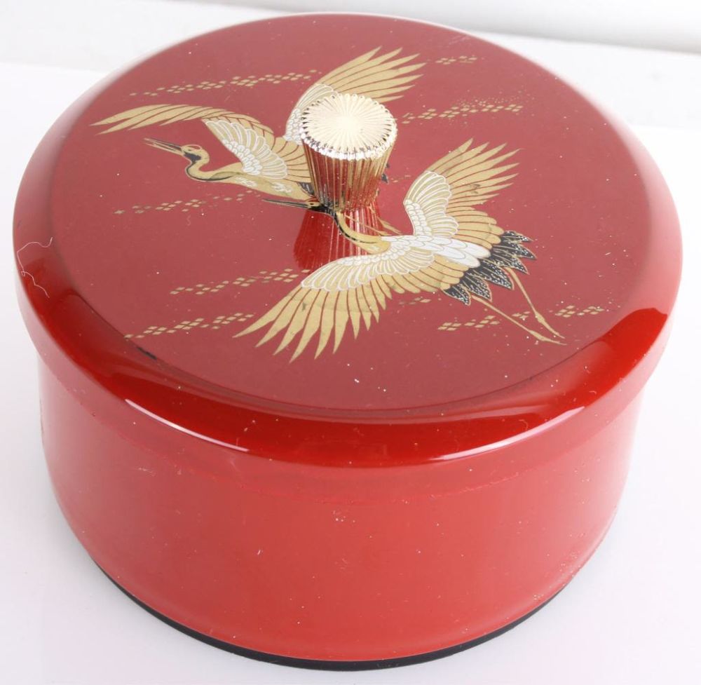 Lot 11621: JAPANESE MITSOKUSHI MANCHURIAN CRANES LACQUER BOX