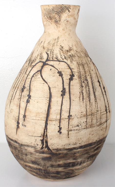 Lot 11633: HADCRAFTED WESTERN POTTERY ART VASE