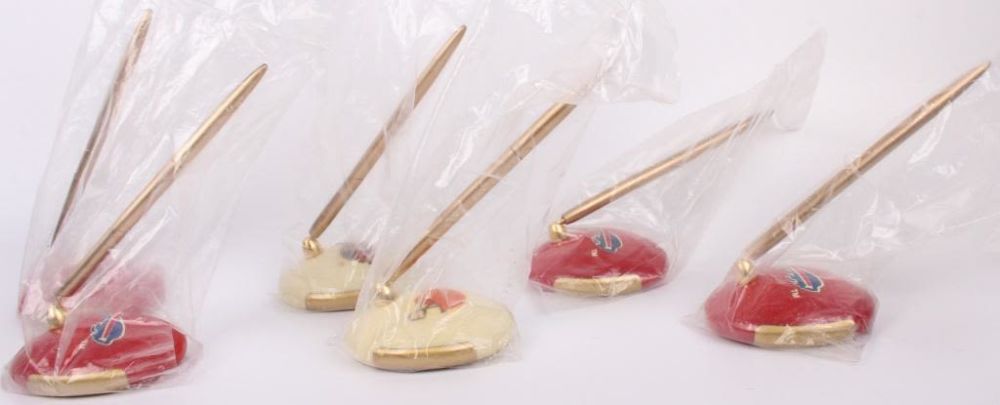 Lot 11710: SPORTS TEAM LOGO PAPER WEIGHT DESK SET - LOT OF 10