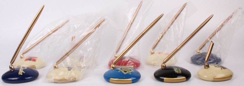 Lot 11711: SPORTS TEAM LOGO PAPER WEIGHT DESK SET - LOT OF 10