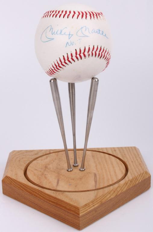 Lot 11713: MICKEY MANTLE AUTOGRAPHED BASEBALL W/ DISPLAY
