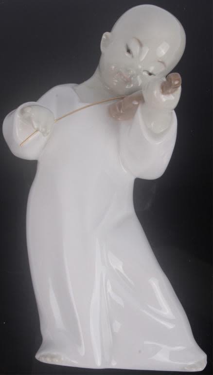 Lot 11711: LLADRO 1969 CHINESE ANGEL W/ VIOLIN FIGURE