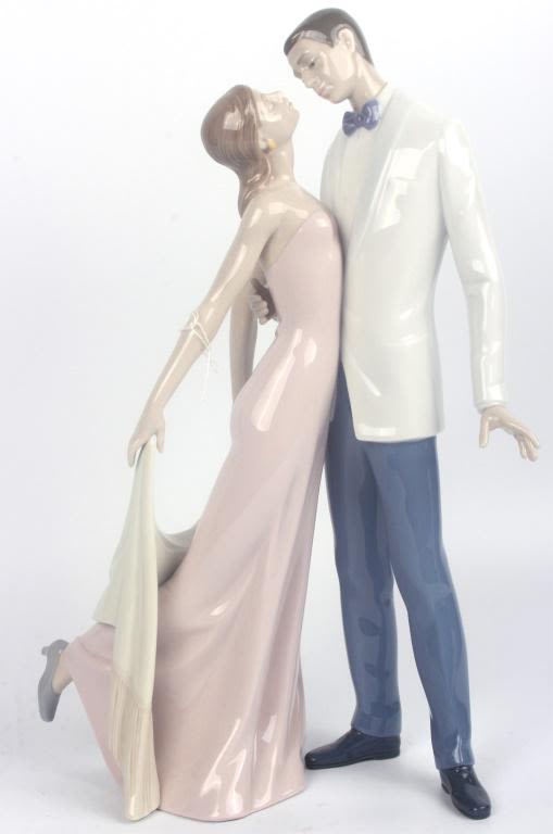 Lot 11717: LLADRO HAPPY ANNIVERSARY 6475 PORCELAIN FIGURINE