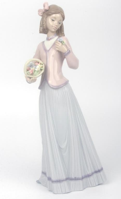 Lot 11720: LLADRO INNOCENCE IN BLOOM 1996 PORCELAIN FIGURE